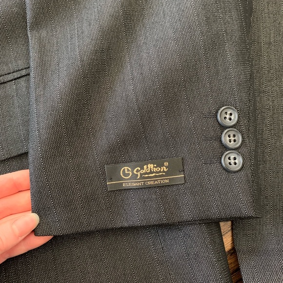 New Goldlion Men’s Suit Asia Sizing, around size 40 Canadian - Picture 6 of 16